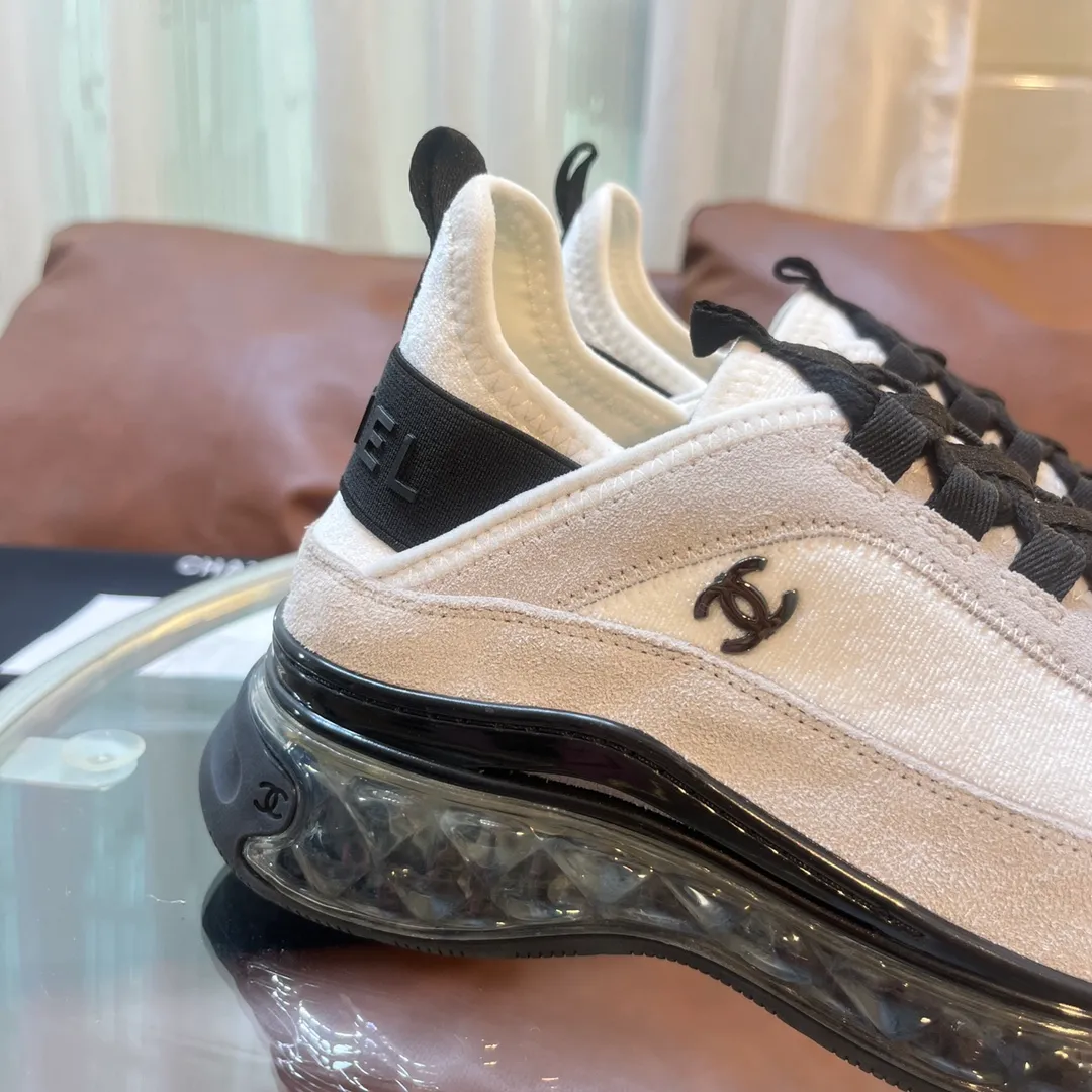 👟👟Ex-factory price 600👟👟 [Long-term supply of high-end versions] ⚠️Note: This model has many colors and the market has a complete range of colors. Welcome to consult ~ chanel Chanel Xiaoxiang casual sports shoes for couples and dad shoes for couples. The original version of the counter is 1:1, each color is accurately matched, and the internal standard is coded. ❣️Fabric material: original imported cow down + imported fabric, ❣️Inner material: imported breathable velvet, ❣️Outsole material: Original 1:1 mold opening, 3 layers of TPU ❣️Number of sizes: Women's 35-42 Men's 39-46 (Men's ➕10) Couple's version (with full set of high-end packaging)